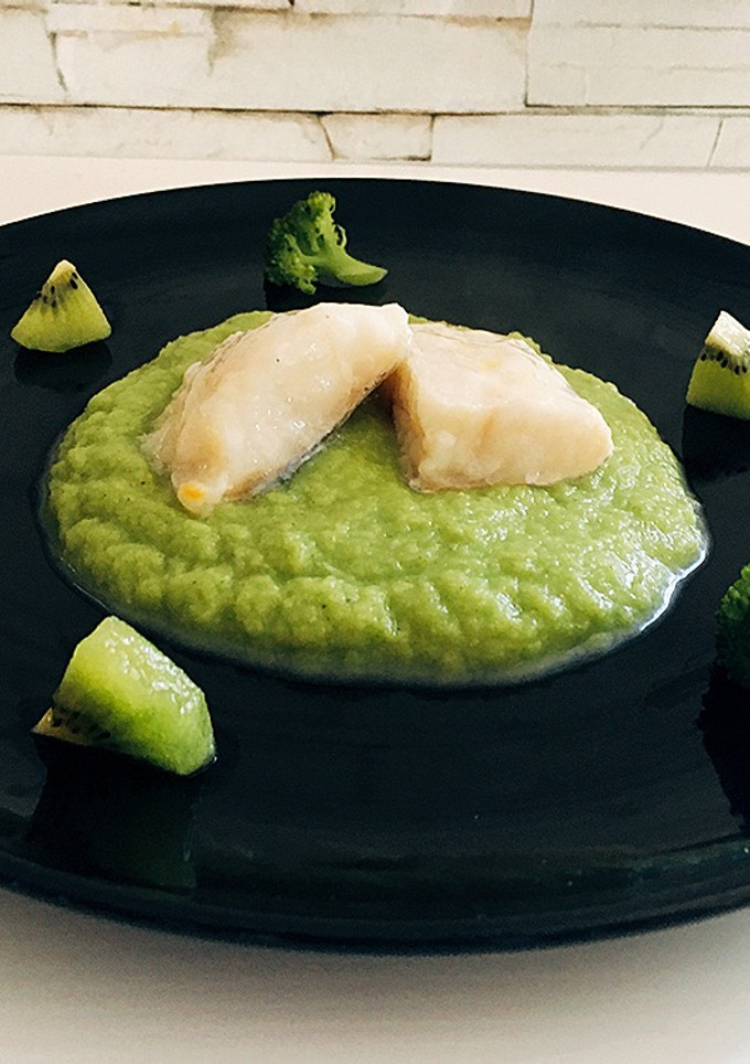 Una foto de Bacalao con puré de apio y brócoli con kiwi