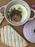 Huevo con queso Edam en mini cocotte