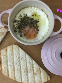 Una foto de Huevo con queso Edam en mini cocotte