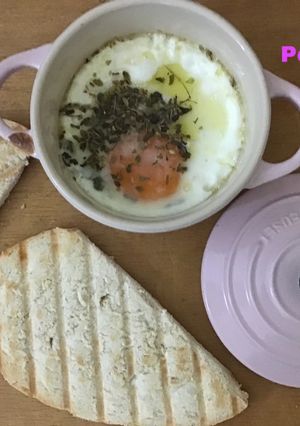Una foto de Huevo con queso Edam en mini cocotte
