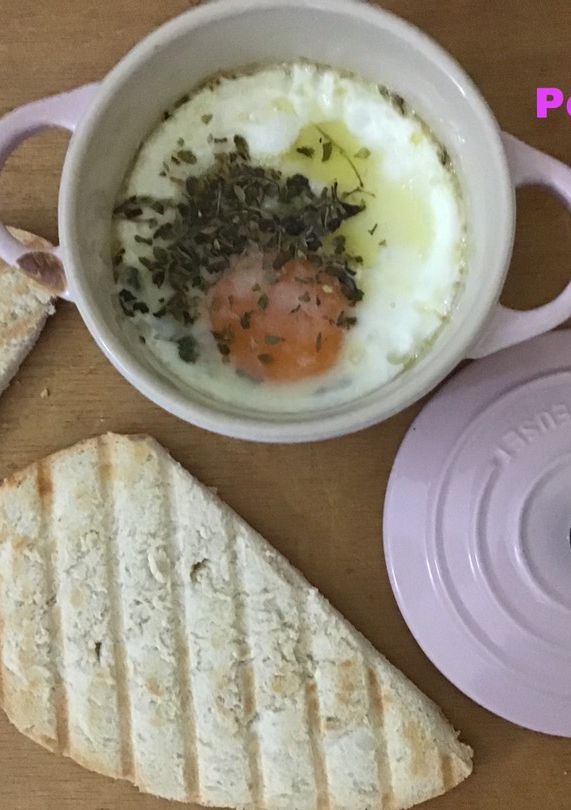 Una foto de Huevo con queso Edam en mini cocotte