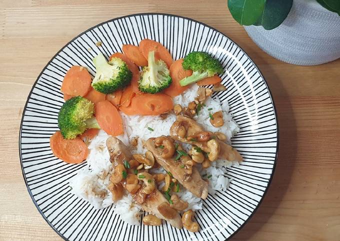 Poulet gingembre sauce sucrée soja noix de cajou et légumes