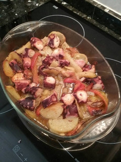 Una foto de Pulpo al horno en cama de verduras