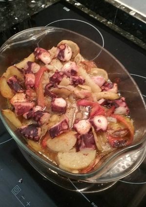 Una foto de Pulpo al horno en cama de verduras