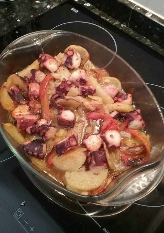 Una foto de Pulpo al horno en cama de verduras