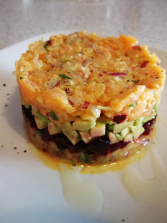 Una foto de Tartar de salmón ahumado y remolacha