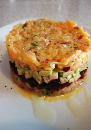 Una foto de Tartar de salmón ahumado y remolacha