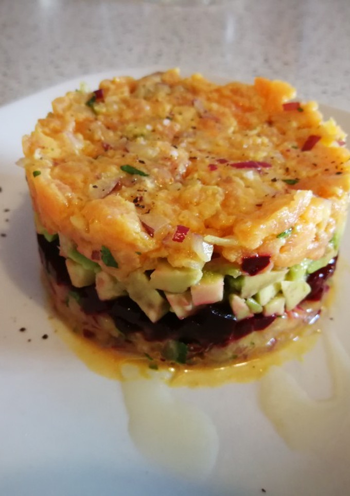 Una foto de Tartar de salmón ahumado y remolacha