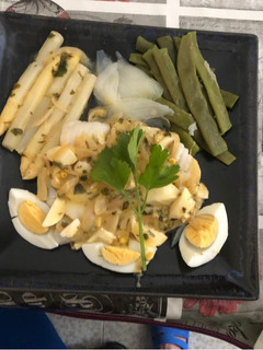 Una foto de Bacalao en salsa de cebolla y espárragos