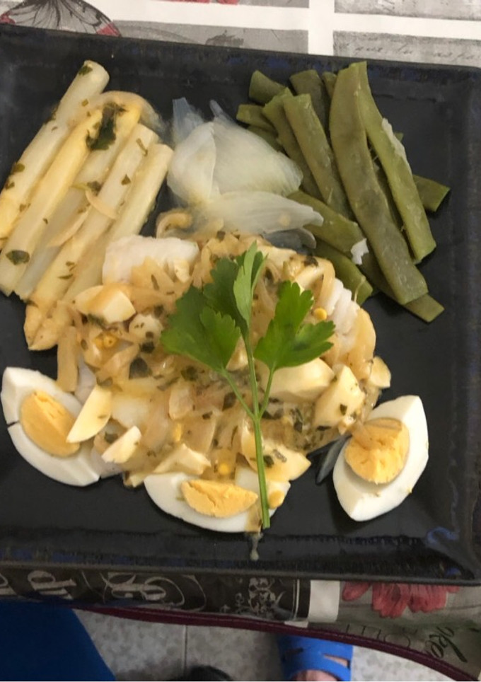 Una foto de Bacalao en salsa de cebolla y espárragos