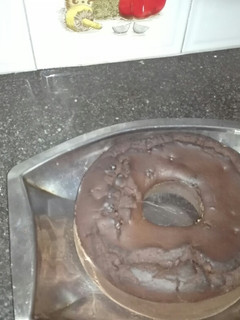 Una foto de Bizcochuelo casero de chocolate con chips de chocolate!!
