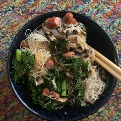 A picture of Kale & Sausages - Salad Bowl (Gluten & Diary Free) (Healthy & Easy).