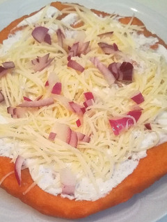 Lilahagymás, sajtos, kapros- tejfölös lángos recept fotója