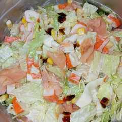 Una foto de Ensalada de surimi y salmón