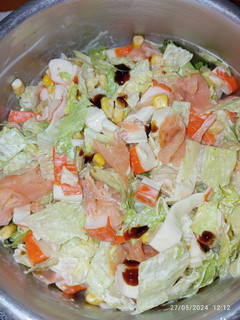 Una foto de Ensalada de surimi y salmón