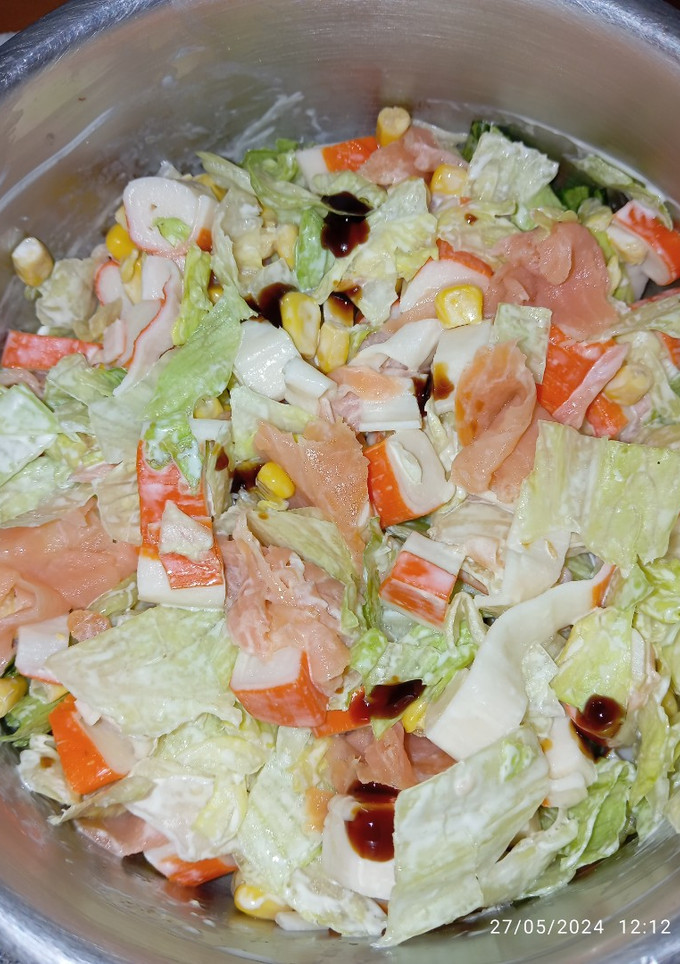Una foto de Ensalada de surimi y salmón
