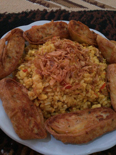 Foto resep Nasi goreng kunyit toping chicken egg roll