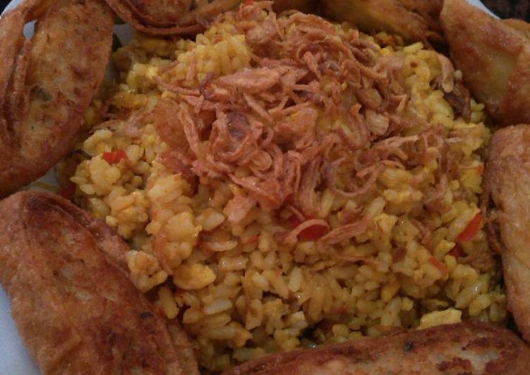 Nasi goreng kunyit toping chicken egg roll