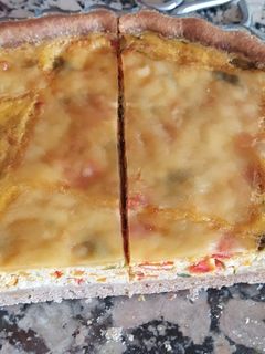 Una foto de Quiche de verduras y atún, con masa de harina de espelta