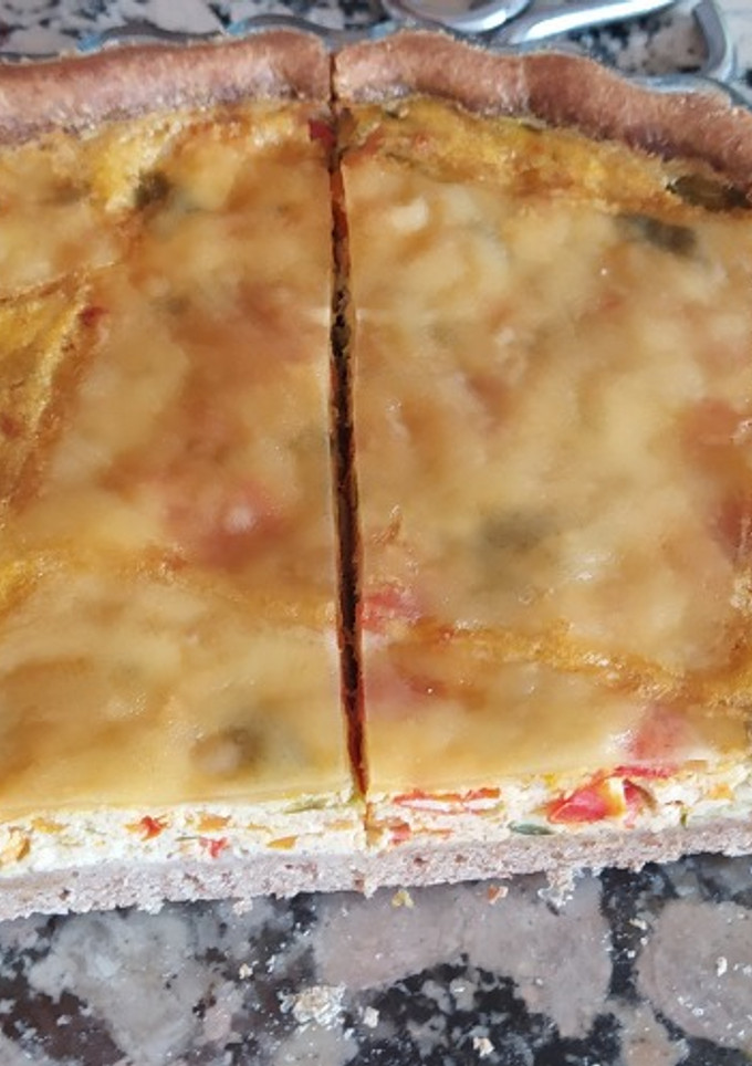 Una foto de Quiche de verduras y atún, con masa de harina de espelta