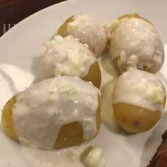 Una foto de Papas en salsa de yoghurt (Pellkartoffeln o papas a la alemana)
