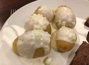 Una foto de Papas en salsa de yoghurt (Pellkartoffeln o papas a la alemana)