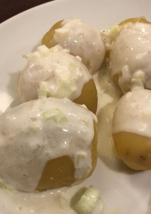 Una foto de Papas en salsa de yoghurt (Pellkartoffeln o papas a la alemana)