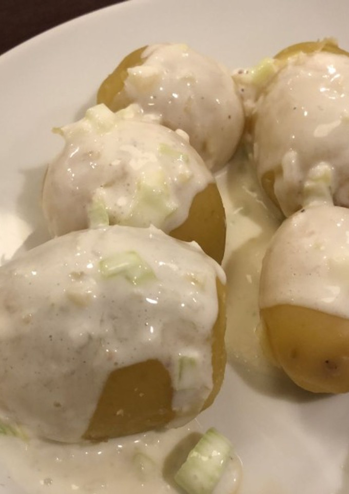 Una foto de Papas en salsa de yoghurt (Pellkartoffeln o papas a la alemana)