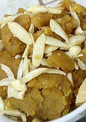 झट-पट मूंग दाल हलवा (Jhat-Pat moong dal halwa recipe in hindi) रेसिपी मुख्य फोटो