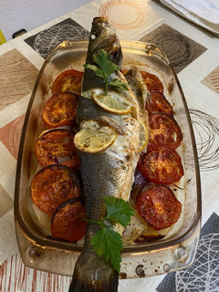 Una foto de Lubina al horno con verduras