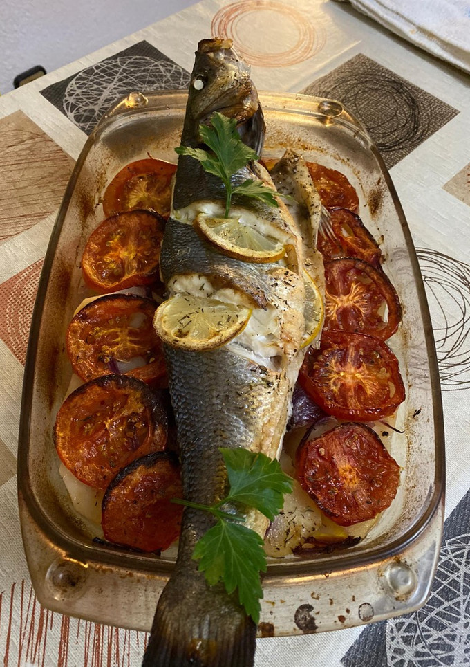 Una foto de Lubina al horno con verduras
