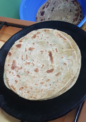 A picture of Carrot and dhania chapati.