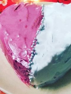 हार्ट शेप वनीला स्ट्रॉबेरी केक (Heart shape vanilla strawberry cake recipe in hindi) रेसिपी मुख्य फोटो