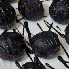 A picture of Alaska cakepops.