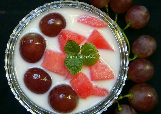 99. Sup Yogurt Merah Putih