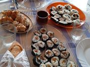 Una foto de sushi langostino