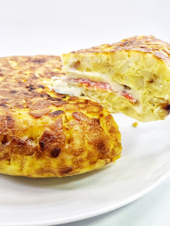 Una foto de Tortilla de patata rellena de jamón y queso