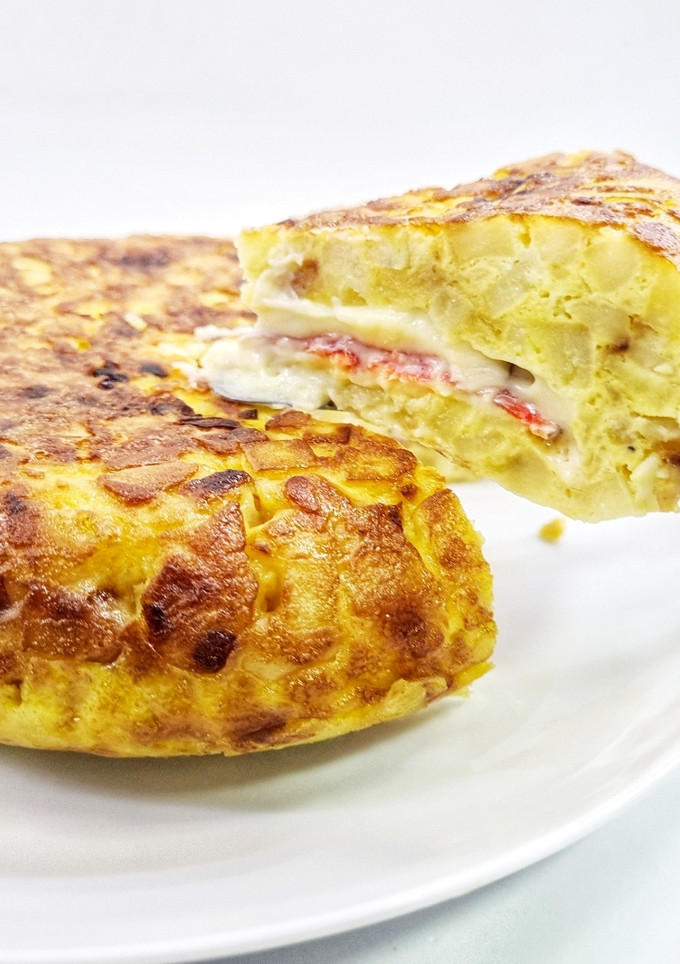 Una foto de Tortilla de patata rellena de jamón y queso