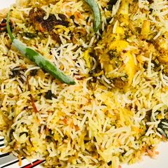 A picture of Reshmi chicken Biryani.