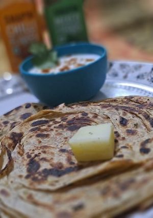 મસાલા ચિઝી લછ્છા પરાઠા (Masala Cheesy Lachcha Paratha Recipe In Gujarati) રેસીપી મુખ્ય ફોટો