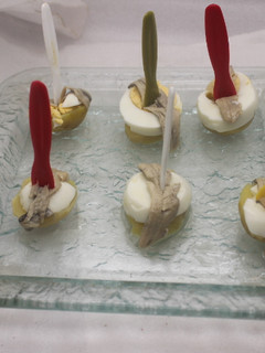 Una foto de Pinchos de patata, huevo y boquerones