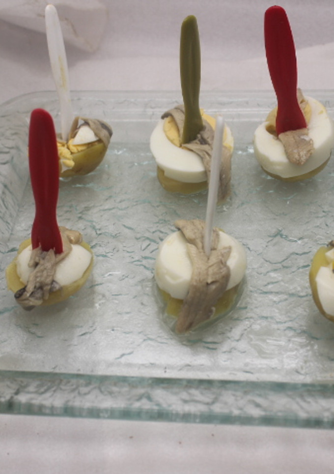 Una foto de Pinchos de patata, huevo y boquerones