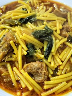 Una foto de Fideos con mollejas y pack choi