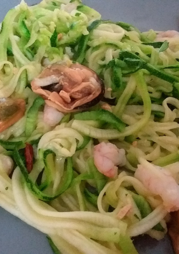 Una foto de Falsos espaguetis de calabacín al ajillo