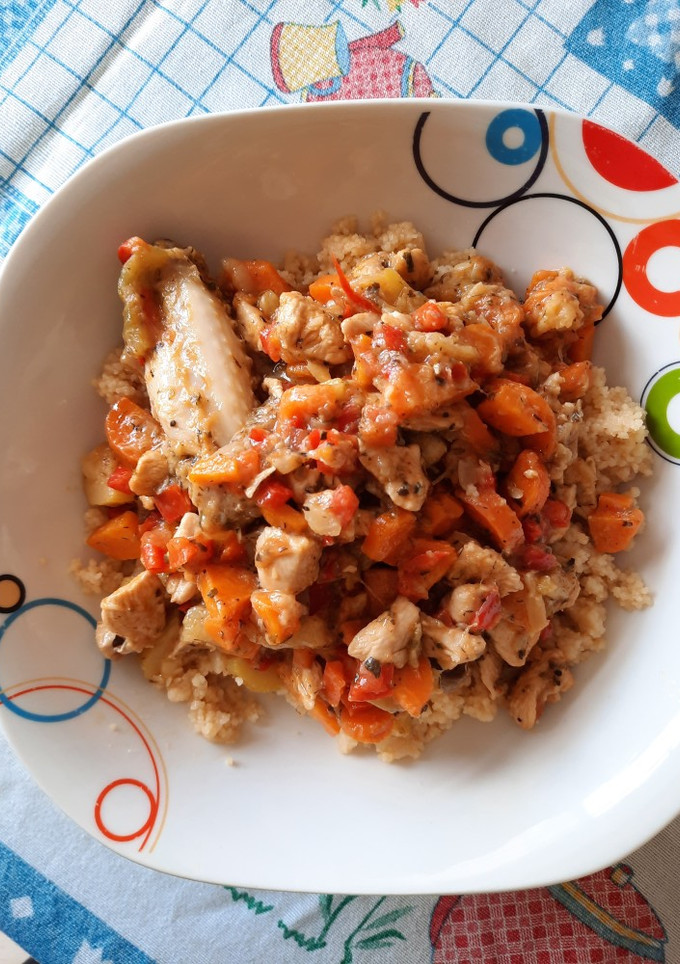 Una foto de Cous cous con verdura y pollo