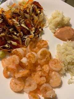 Una foto de Camarones y merluza a la plancha con salsa golf