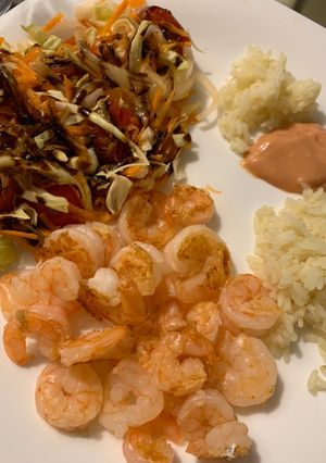 Una foto de Camarones y merluza a la plancha con salsa golf