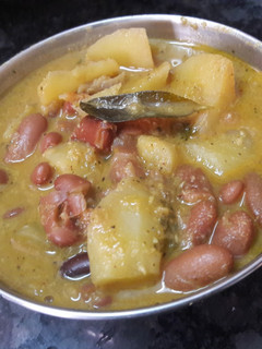 உருளைக்கிழங்கு ராஜ்மா குழம்பு செய்முறை முக்கிய புகைப்படம்