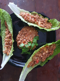 Una foto de Tacos de lechuga con carne molida