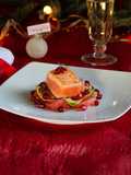 Salmone scottato con avocado e melagrana